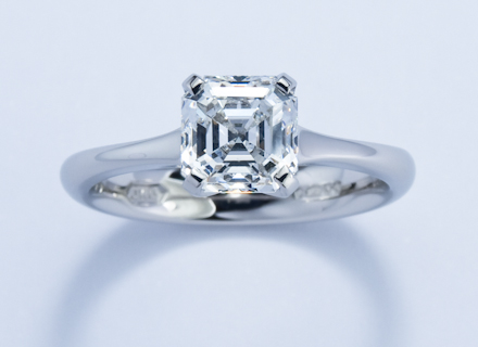 Four claw platinum ring with an asscher cut diamond 