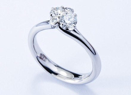 Spring Meadow platinum ring with round brilliant cut diamonds