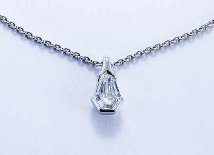 Kite shaped platinum diamond pendant