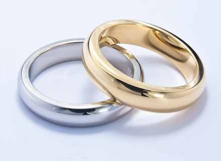 Wedding rings with classic 'D' top